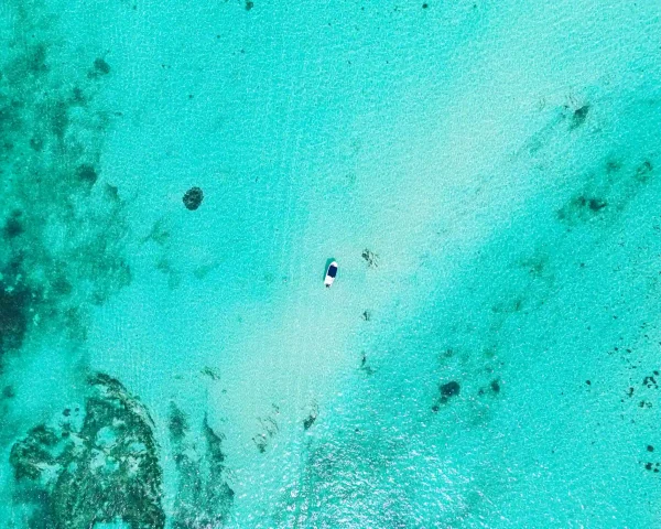 bateau dans le lagon de l'ile maurice
