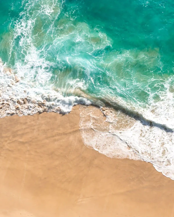 photo d'une plage vue en drone