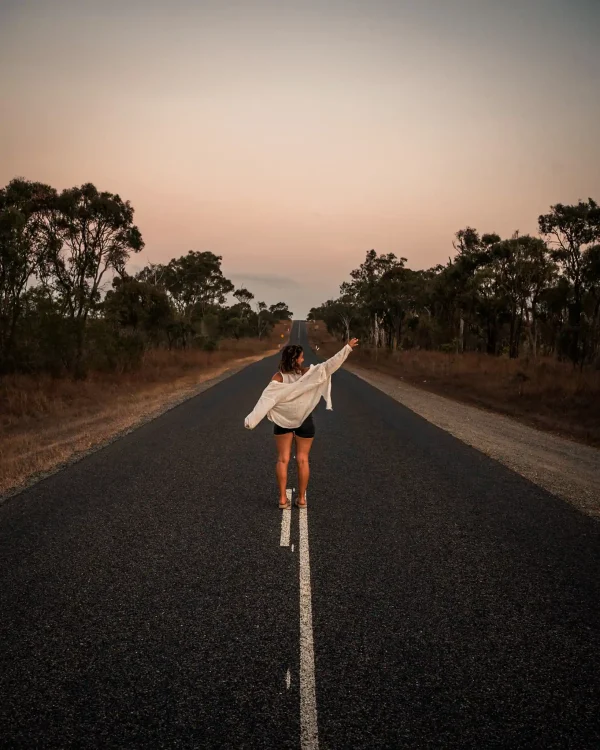 femme route australie