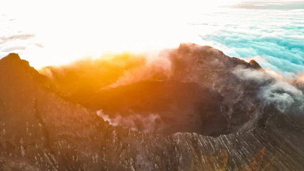 levé du soleil volcan agung bali prise de drone