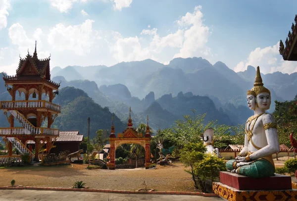 Laos temple et vue sur les montagnes
